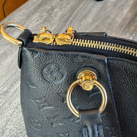 Louis Vuitton V tote MM - Picture 6 of 14